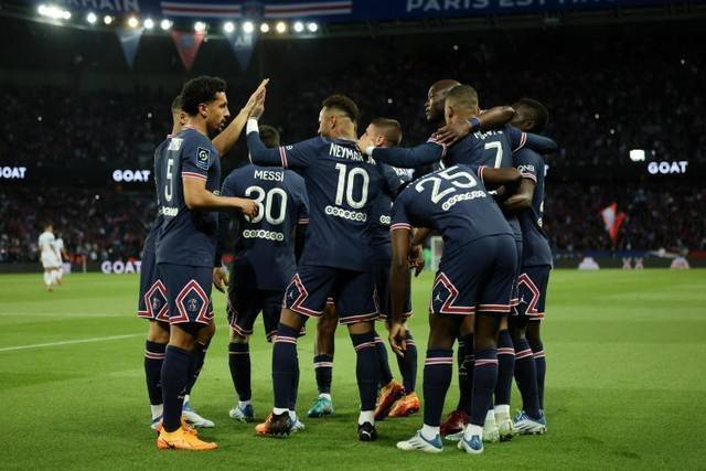 Selebrasi pemain Paris Saint-Germain (PSG) usai mencetak gol ke gawang Marseille pada pertandingan lanjutan Liga Prancis di Parc des Princes, Paris, Prancis. Foto: Sarah Meyssonnier/REUTERS
