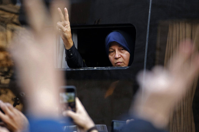 Faezeh Hashemi Rafsanjani, putri mendiang mantan Presiden Iran Akbar Hashemi Rafsanjani, mengibarkan tanda kemenangan kepada orang-orang yang menghadiri pemakaman ayahnya di Teheran, pada 10 Januari 2017. Foto: Atta Kenare/AFP