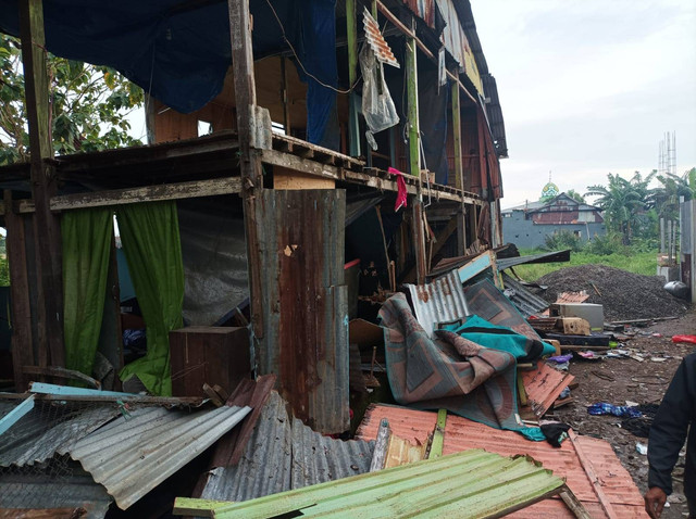 Rumah yang dirusak massa.