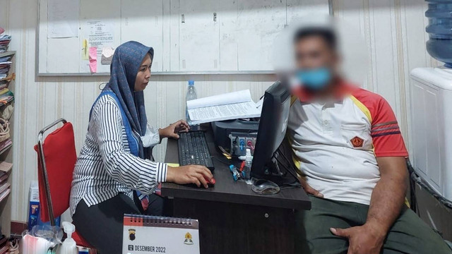 WD, pelaku penyebaran foto bugil sang kekasih dijerat UU Pornografi. FOTO: Agung Santoso