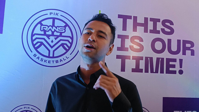Raffi Ahmad dalam konferensi pers Rans PIK Basketball, di Pluit, Jakarta Utara, Selasa (10/1/2023). Foto: Giovanni/kumparan
