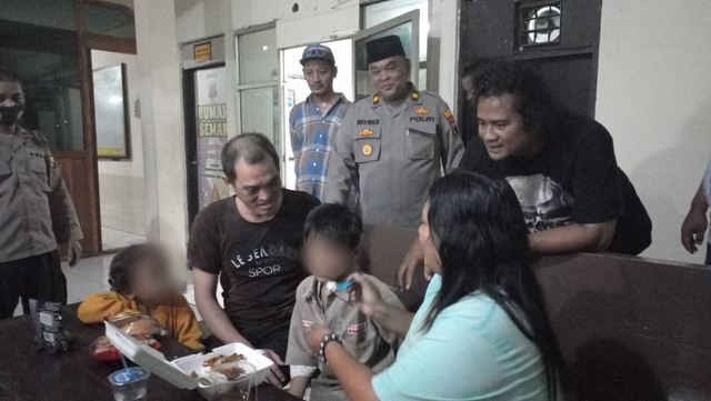 Wahyu Bayu Aji (8), bocah di Semarang yang jadi korban penculikan saat bertemu kembali dengan orang tuanya. Foto: Intan Alliva Khansa/kumparan