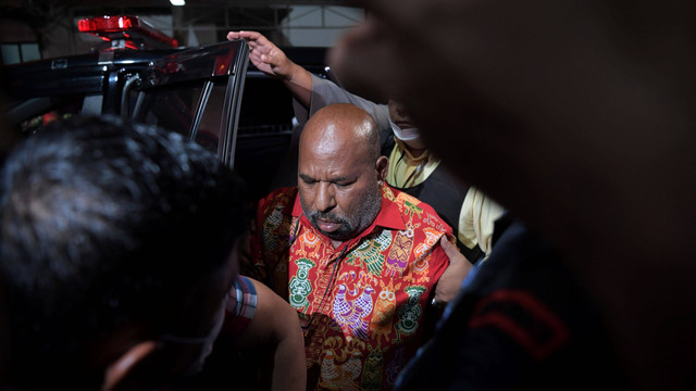 Gubernur Papua Lukas Enembe memasuki ruangan untuk menjalani pemeriksaan kesehatan di Paviliun Kartika, Rumah Sakit Pusat Angkatan Darat (RSPAD) Gatot Subroto, Jakarta, Selasa (10/1/2023). Foto: Indrianto Eko Suwarso/Antara Foto