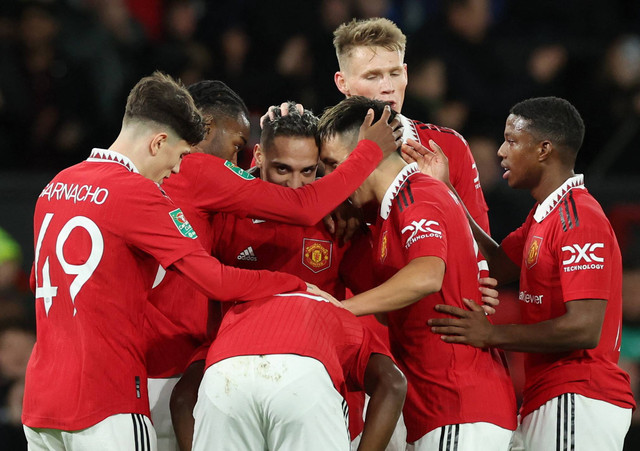 Pemain Manchester United Antony merayakan gol pertama mereka dengan rekan setim saat pertandingan di Old Trafford, Manchester, Inggris. Foto: Phil Noble/Reuters