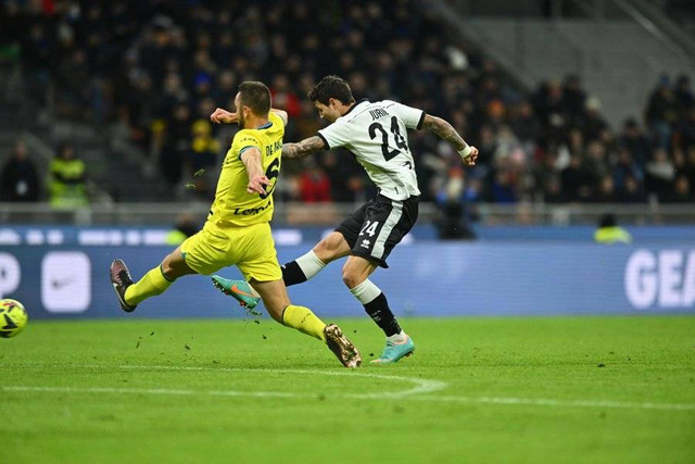 Duel pemain Inter Milan saat melawan Parma dalam laga babak 16 besar Coppa Italia 2022/23 di Stadion Giuseppe Meazza, Rabu (11/1) dini hari WIB. Foto: Twitter/@ParmaCalcio_en