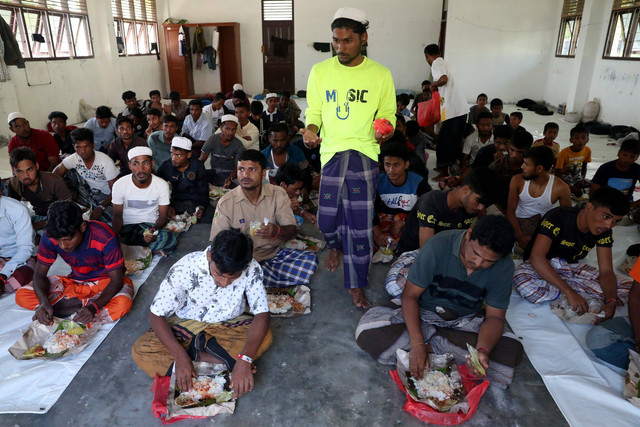 Pengungsi Rohingya yang terdampar di pesisir pantai Kuala Gigieng makan bersama di tempat penampungan sementara UPTD Dinas Sosial Aceh Rumoh Seujahtera Beujroh Meukaya Ladong, Aceh Besar, Aceh, Selasa (10/1/2023). Foto: Irwansyah Putra/Antara Foto