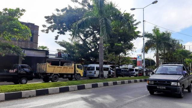 Antrean BBM Solar di SPBU Lueng Bata, Banda Aceh. Foto: Habil Razali/acehkini