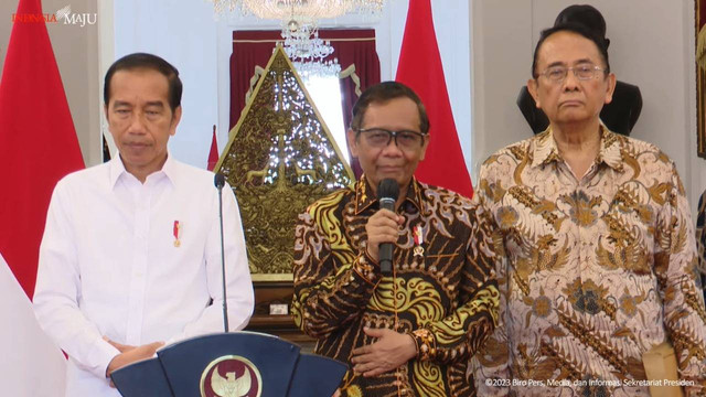 Menkopolhukam Mahfud MD memberikan keterangan pers terkait penyerahan laporan Penyelesaian Non-yudisial Pelanggaran HAM Berat di Masa Lalu. Foto: Youtube/Sekretariat Presiden