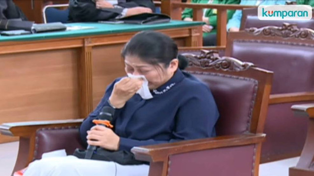 Terdakwa Putri Candrawathi menangis saat menjalani sidang lanjutan pembunuhan Brigadir Yosua di Pengadilan Negeri Jakarta Selatan, Rabu (11/1/2023).  Foto: kumparan
