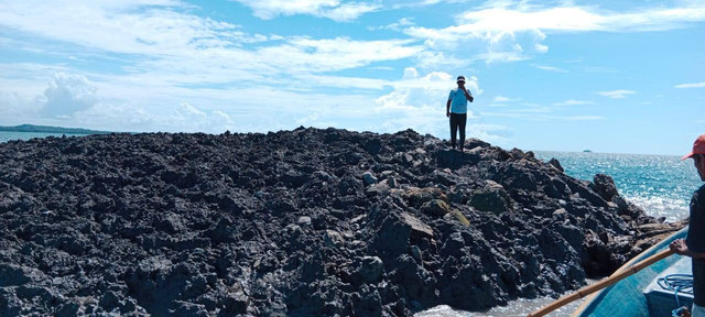 Kemunculan tumpukan lumpur bercampur batu karang membentuk pulau di permukaan laut Desa Teniman, Wuarlabobar, Kepulauan Tanimbar, Maluku. Foto: Istimewa