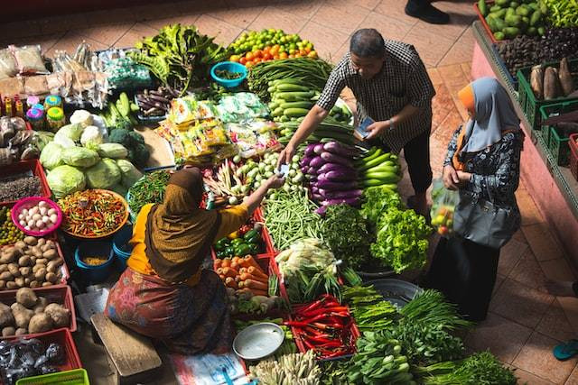 Ilustrasi pelaku ekonomi yang menggerakkan perekonomian negara. Foto: Unsplash/Alex Hudson