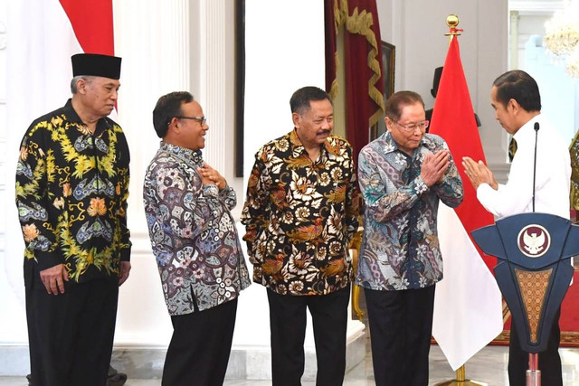 Presiden Jokowi menerima laporan Tim Penyelesaian Non-Yudisial Pelanggaran HAM (PPHAM) masa lalu di Istana Merdeka, Jakarta, Rabu (11/1/2023). Foto: Dok. Rusman - Biro Pers Sekretariat Presiden
