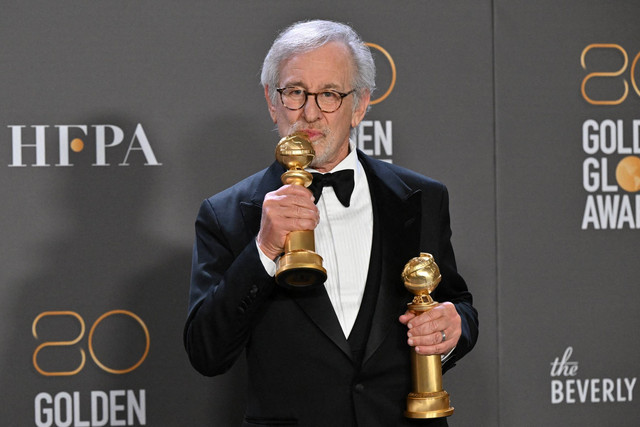 Sutradara AS Steven Spielberg berpose dengan penghargaan untuk Sutradara Terbaik - Film Bergerak dan Film Terbaik - Drama untuk "The Fabelmans" di ruang pers selama Penghargaan Golden Globe ke-80, Selasa (11/1/2023). Foto: Frederic J. Brown/AFP