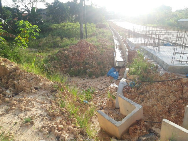 Saluran air di jalan baru yang disebut menyebabkan banjir ke pemukiman warga. Foto: Zalfirega/kepripedia.com
