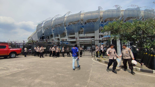 Suasana pengamanan di Stadion GBLA, Kota Bandung, menjelang laga antara Persib Bandung melawan Persija Jakarta. Foto: Rachmadi Rasyad/kumparan