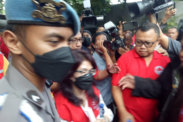 Linda Pujiastuti, tersangka kasus peredaran narkoba saat digelandang untuk dikembalikan ke sel tahanan Polres Metro Jakarta Barat, Rabu (11/1). Foto: Ananta Erlangga/kumparan