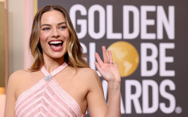 Margot Robbie tampil memukau saat hadir di red carpet Golden Globes 2023. 
 Foto: Mario Anzuoni/REUTERS