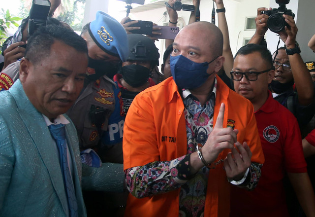 Mantan Kapolda Sumatera Barat Irjen Pol Teddy Minahasa (tengah) didampingi kuasa hukumnya Hotman Paris Hutapea (kiri) tiba di Kejaksaan Negeri Jakarta Barat, Kembangan, Jakarta Barat, Rabu (11/1/2023).  Foto: Muhammad Iqbal/ANTARA FOTO