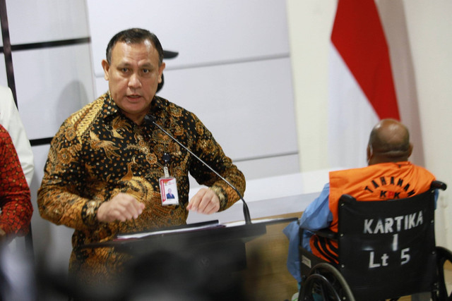 Ketua KPK Firli Bahuri saat konferensi pers penahanan Gubernur Papua Lukas Enembe, di Rumah Sakit Pusat Angkatan Darat (RSPAD) Gatot Subroto, Jakarta, Rabu (11/1/2023). Foto: Jamal Ramadhan/kumparan
