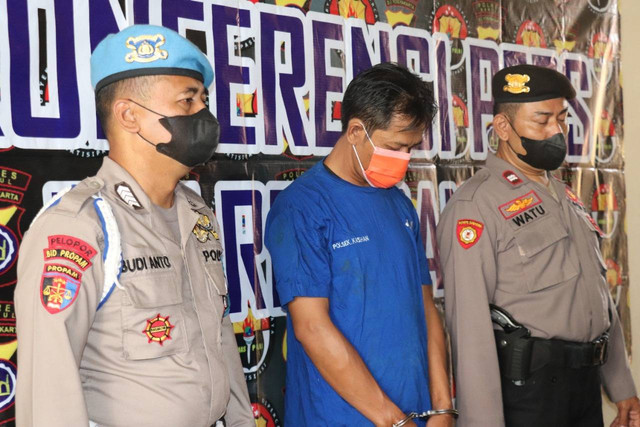 Seorang pria yang aniaya warga saat malam tahun baru diamankan polisi, Rabu (11/1/2023). Foto: Erfanto/Tugu Jogja