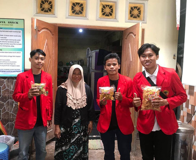 Gambar 1. foto bersama pemilik UMKM Endhos jaya
