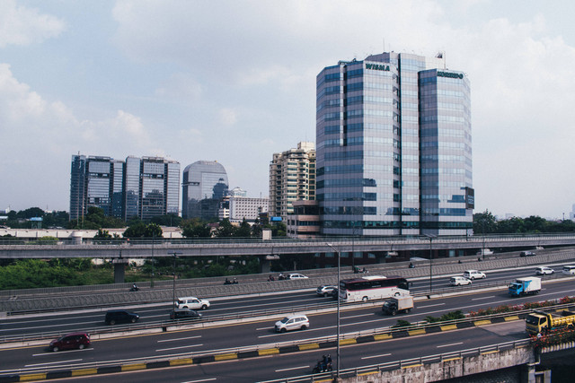 Ilustrasi Mall Dekat Stasiun Tebet. Foto: Unsplash/Ivan Samudra.