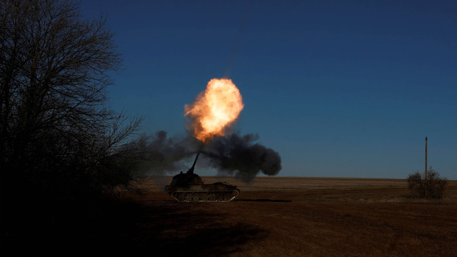 Tentara Ukraina, dari Brigade Artileri Berat ke-43 mengunakan howitzer Jerman Panzerhaubitze 2000, saat serangan Rusia ke Ukraina berlanjut, dekat Soledar, Ukraina, Rabu (11/1/2023). Foto: Clodagh Kilcoyne/Reuters