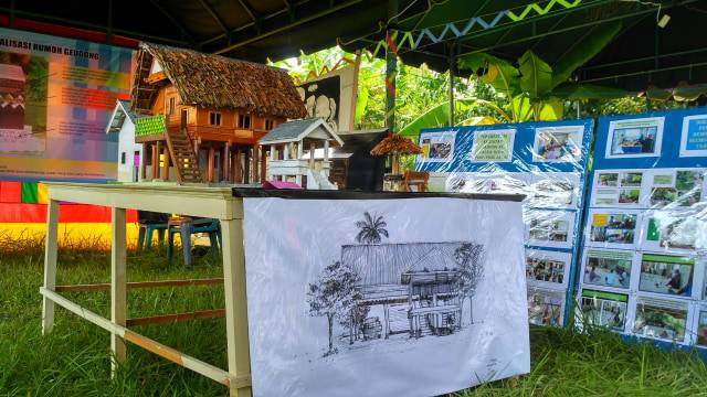 Miniatur Rumoh Geudong seperti aslinya. Foto: Khairul/KontraS Aceh