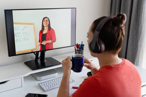 Ilustrasi menonton video YouTube. Foto: Unsplash.com