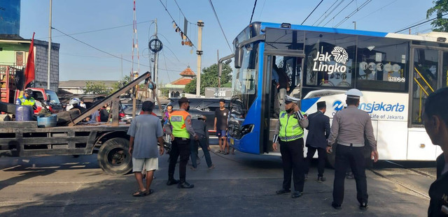 Proses evakuasi bus Transjakarta yang mogok di persimpangan rel kereta api di Jalan Panjang Green Garden, Kebon Jeruk, Jakarta Barat, Kamis (12/1). Foto: Dok. Istimewa