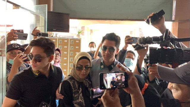 Artis Venna Melinda didampingi kedua anaknya, Verrell Bramasta (kanan) dan Athalla Naufal (kiri) didampingi pengacara Hotman Paris Hutapea saat mendatangi Ditreskrimum Polda Jatim dalam pemanggilan tambahan atas kasus KDRT, Kamis (12/1/2022). Foto: Farusma Okta Verdian/kumparan
