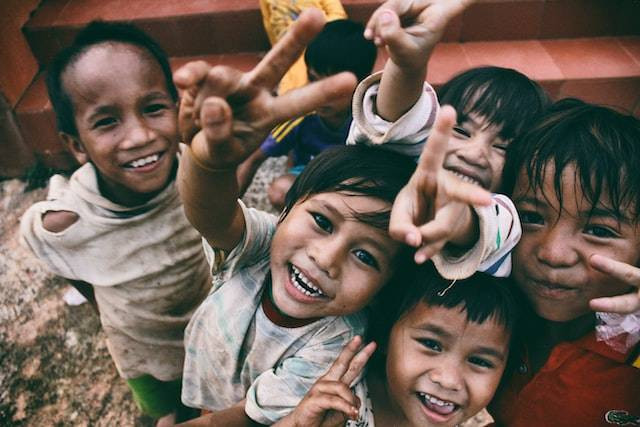 Ilustrasi larangan menghardik anak yatim dalam Surat Al-Maun ayat 2. Foto: Unsplash/Larm Rmah