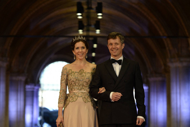 Putra Mahkota Denmark Frederik (kanan) dan Putri Mahkota Mary menghadiri makan malam di Museum Nasional (Rijksmuseum) di Amsterdam, pada 29 April 2013. Foto: ROBIN UTRECHT/POOL/AFP