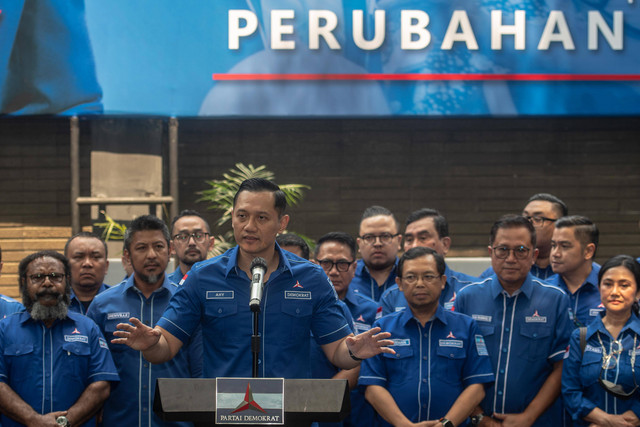 Ketua Umum Partai Demokrat Agus Harimurti Yudhoyono (AHY) memberikan keterangan pers awal tahun 2023 terkait isu terkini dan sikap Partai Demokrat jelang Pemilu 2024 di Kantor DPP Partai Demokrat, Jakarta, Kamis (12/1/2023). Foto: Muhammad Adimaja/ANTARA FOTO