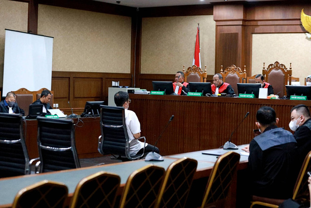 Terdakwa kasus ASABRI Benny Tjokrosaputro saat sidang putusan di Pengadilan Negeri Jakarta Pusat, Kamis (12/1/2023). Foto: Jamal Ramadhan/kumparan