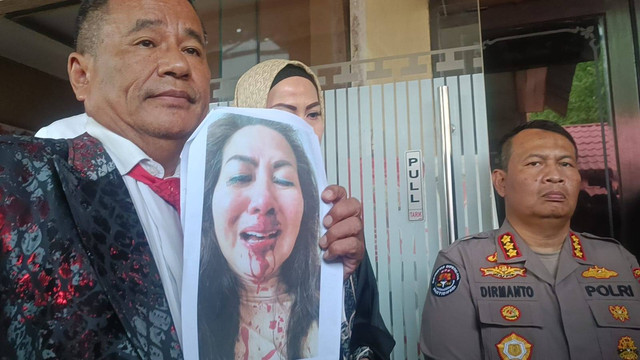 Venna Melinda (kanan) didampingi oleh Hotman Paris Hutapea (kiri) usai menjalani pemeriksaan tambahan dalam kasus KDRT di Ditreskrimum Polda Jatim, Kamis (12/1/2022). Foto: Farusma Okta Verdian/kumparan