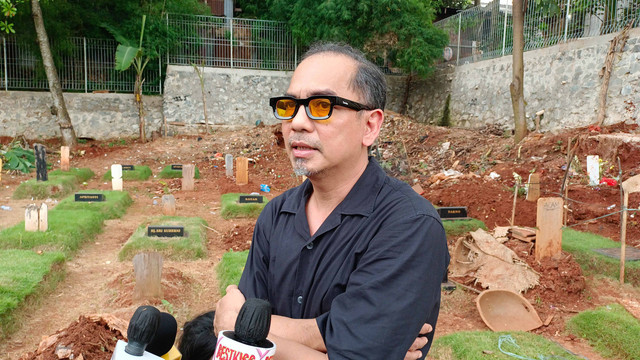 Aktor Indra Birowo Usai Hadiri Pemakaman Ibundanya di TPU Kampung Kandang, Jakarta, Kamis (12/1/2023). Foto: Aprilandika Pratama/kumparan