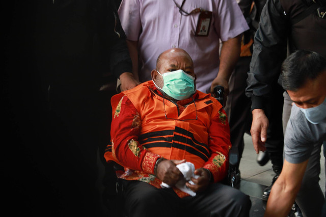 Gubernur nonaktif Papua Lukas Enembe tiba di Gedung KPK, Jakarta, Kamis (12/1/2023). Foto: Jamal Ramadhan/kumparan