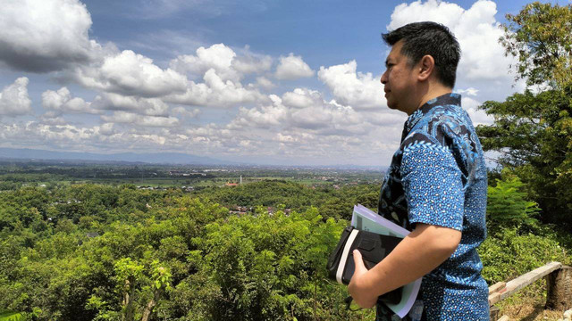 Wakil Ketua Komisi B DPRD DIY, Rm. Sinarbiyatnujanat saat meninjau bakal calon wisata Bukit Mengger, Bantul. Foto: Maria Wulan/Tugu Jogja