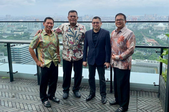Mayjen TNI (Purn) Wuryanto (kiri), mantan Pangdam Diponegoro bergabung dengan Partai Perindo dan maju sebagai Bacaleg DPR RI Dapil Jateng. Foto: Twitter/@Hary_Tanoe
