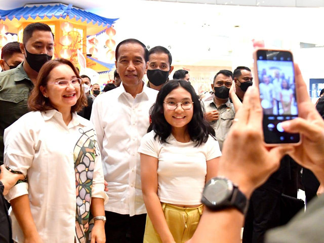 Presiden berfoto dengan warga saat mengunjungi pusat perbelanjaan Kota Kasablanka (Kokas), Jakarta, pada Kamis (12/1/2023) malam. Foto: Rusman/Biro Pers Sekretariat Presiden