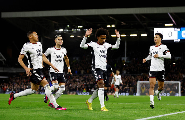 Pemain Fulham Willian merayakan gol pertama mereka dengan rekan setimnya saat pertandingan di Craven Cottage, London, Inggris. Foto: Peter Cziborra/Reuters