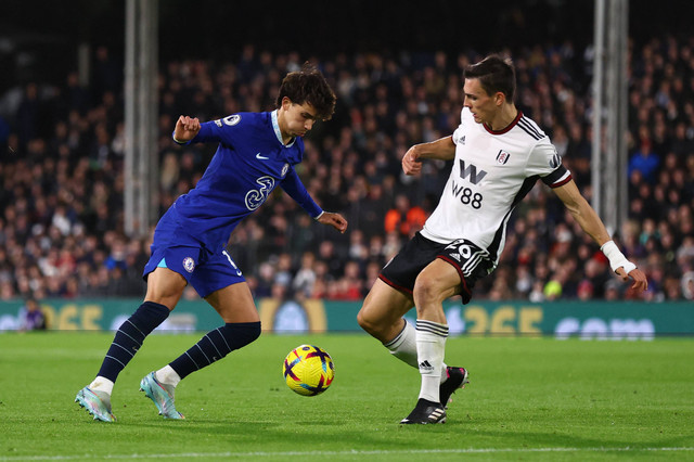 Pemain Chelsea Joao Felix duel dengan Joao Palhinha dari Fulham saat pertandingan di Craven Cottage, London, Inggris. Foto: Peter Cziborra/Reuters