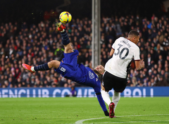 Pemain Chelsea Mateo Kovacic duel dengan pemain Fulham Carlos Vinicius saat pertandingan di Craven Cottage, London, Inggris. Foto: Peter Cziborra/Reuters