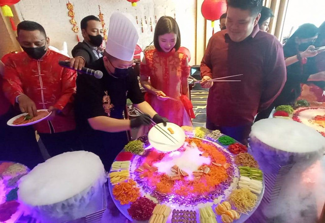 Salad Yee Shang atau Yusheng kreasi Chef Lim Kim Loong, selaku Executive Chinese Chef Vasa Hotel Surabaya. Foto-foto: Masruroh/Basra