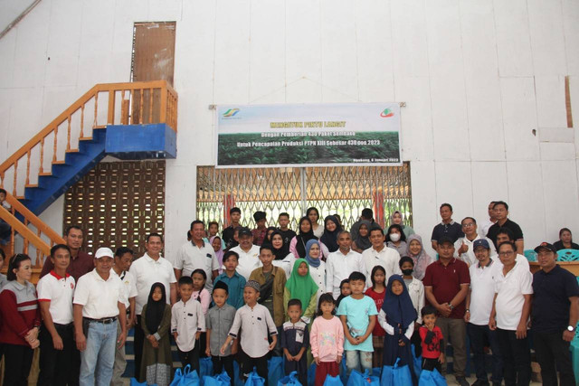PTPN XIII foto bersama penerima bantuan sembako di Ngabang, Kalbar. Foto: Dok. PTPN XIII