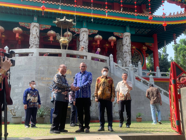 Ketua KPU, Hasyim Asy'ari didampingi sejumlah anggota KPU RI saat berkunjung ke Majelis Tinggi Agama Khonghucu Indonesia (Matakin) di Kelengten Kong Miao, TMII, Jumat (13/1). Foto: Luthfi Humam/kumparan