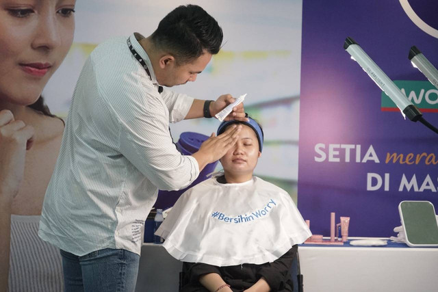Program tata rias menjadi upaya mendorong para perempuan untuk berdaya dan bisa menjadi penggerak ekonomi bagi keluarga. Kegiatan tersebut bergulir berkat kerjasama Watsons, NIVEA dan Dompet Dhuafa berlokasi di Kantor Kecataman Setiabudi, Jakarta Selatan pada Kamis, (12/01/2023). Dok Dompet Dhuafa