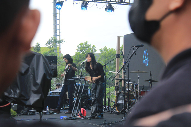 Fathia Izzati saat Manggung di Alun-alun Depok (16/12). (Foto. M Fhandra H)