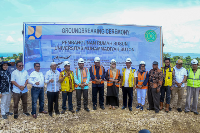 Rektor UM Buton beserta jajarannya melakukan foto bersama Kepala BP2P Sulawesi III, Walikota Baubau, Ketua DPRD Kota Baubau, Kepala Satuan Kerja Penyediaan Perumahan Sultra, Kepala Dinas Perumahan dan Pemukiman dan Pertanahan Kota Baubau, dan Ketua BPH UM Buton (Sumber : Dok. Humas UM Buton)